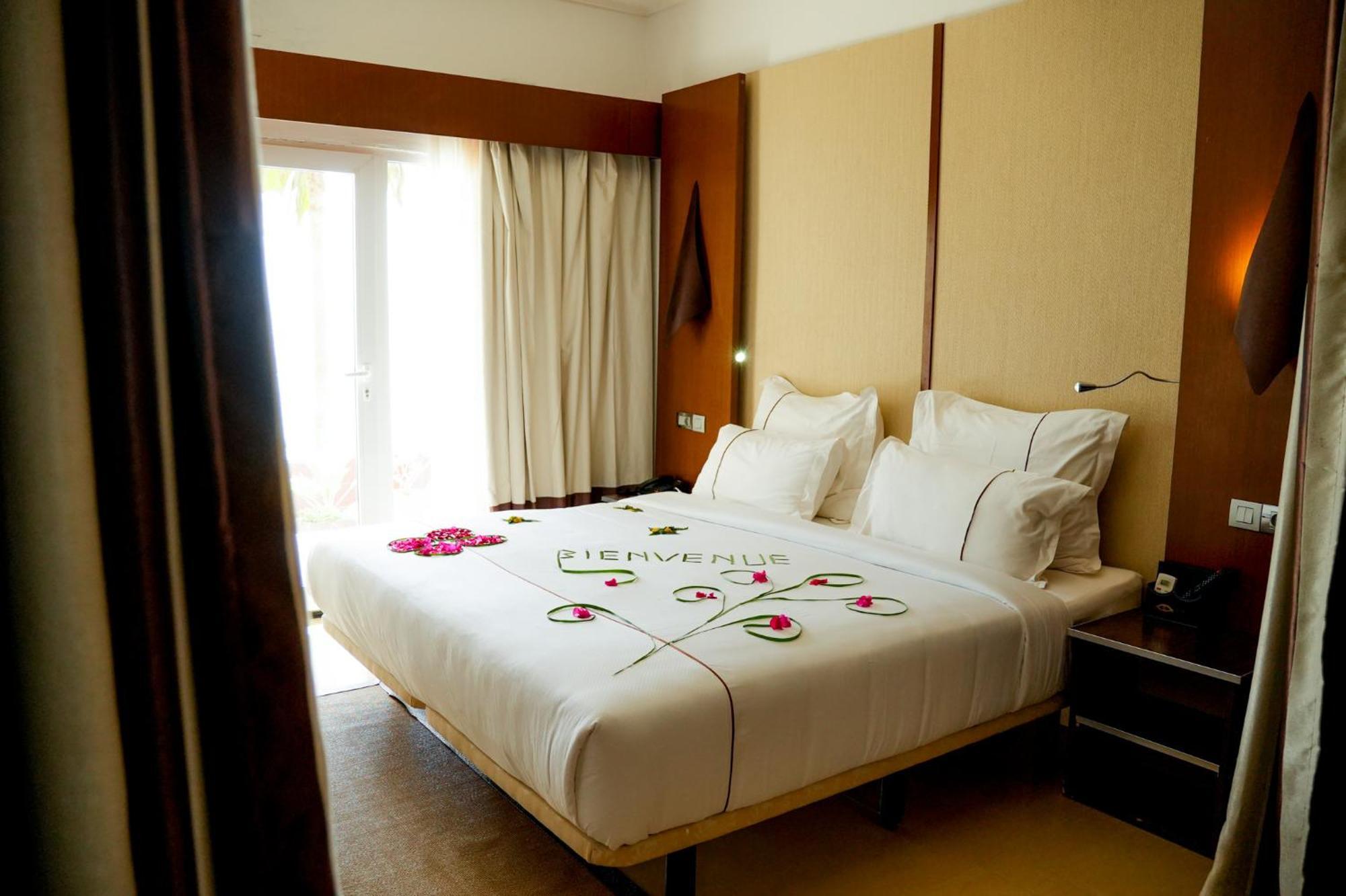 Iris Hotel Toubab Dialaw Exterior photo